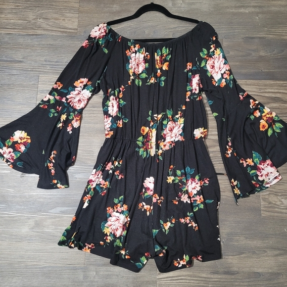 143 STORY by Line Up Romper Size M Black Floral - Picture 2 of 4